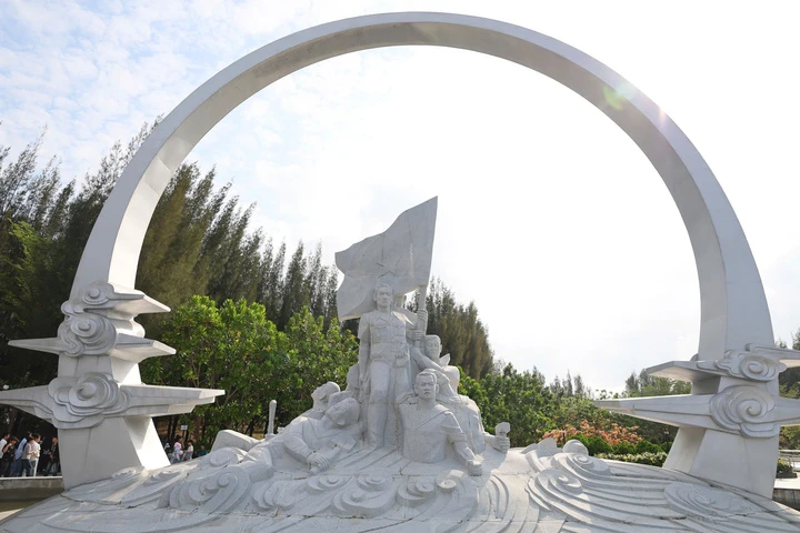 Xúc động dâng hương tại Khu tưởng niệm Chiến sĩ Gạc Ma Xúc động dâng hương tại Khu tưởng niệm Chiến sĩ Gạc Ma