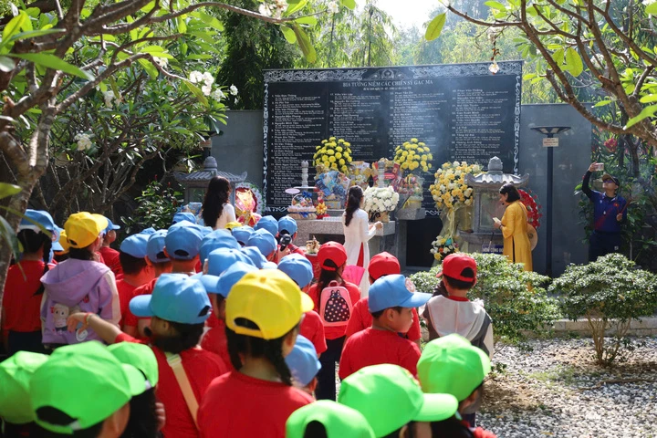 Xúc động dâng hương tại Khu tưởng niệm Chiến sĩ Gạc Ma Xúc động dâng hương tại Khu tưởng niệm Chiến sĩ Gạc Ma