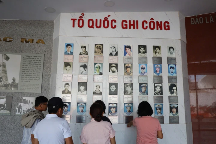 Xúc động dâng hương tại Khu tưởng niệm Chiến sĩ Gạc Ma Xúc động dâng hương tại Khu tưởng niệm Chiến sĩ Gạc Ma