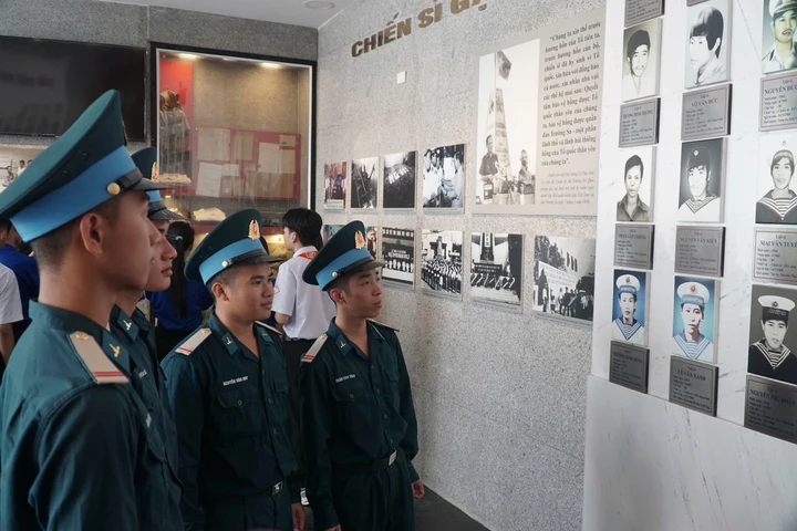 Xúc động dâng hương tại Khu tưởng niệm Chiến sĩ Gạc Ma Xúc động dâng hương tại Khu tưởng niệm Chiến sĩ Gạc Ma