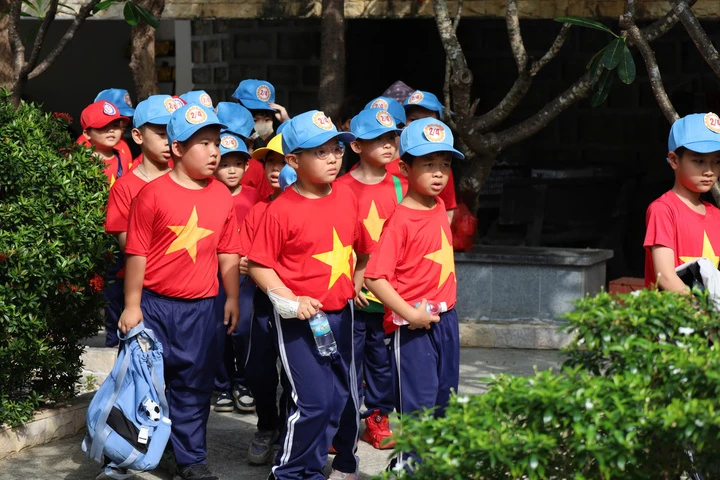Xúc động dâng hương tại Khu tưởng niệm Chiến sĩ Gạc Ma Xúc động dâng hương tại Khu tưởng niệm Chiến sĩ Gạc Ma