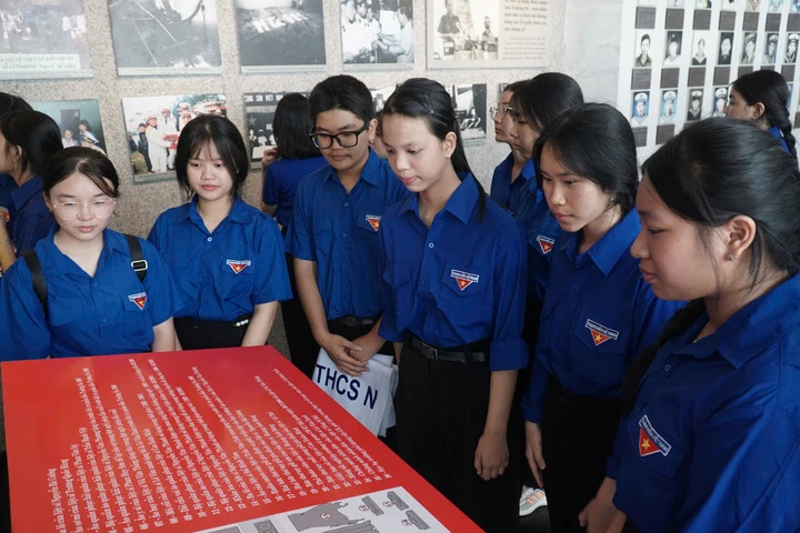Xúc động dâng hương tại Khu tưởng niệm Chiến sĩ Gạc Ma Xúc động dâng hương tại Khu tưởng niệm Chiến sĩ Gạc Ma