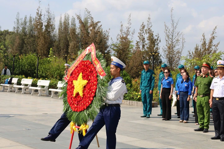 Xúc động dâng hương tại Khu tưởng niệm Chiến sĩ Gạc Ma Xúc động dâng hương tại Khu tưởng niệm Chiến sĩ Gạc Ma