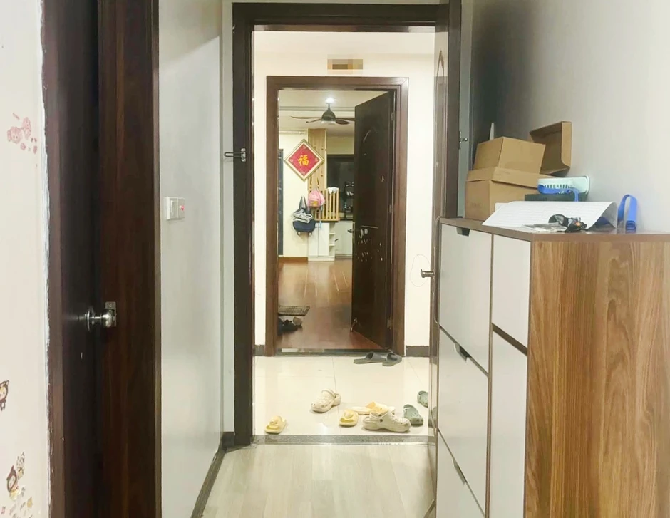Xung đột từ thói quen mở cửa ở chung cư