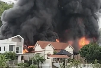 Xưởng phụ tùng xe máy ở Hà Nội cháy ngùn ngụt, nghi do chập điện
