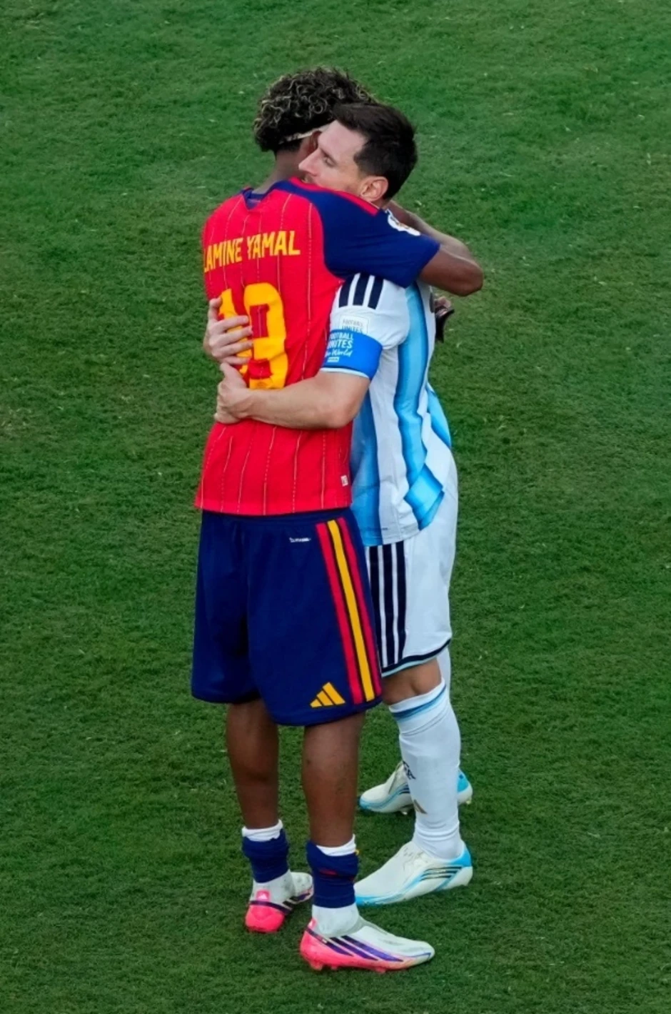 Yamal tiết lộ nội dung cuộc trò chuyện khi ôm Messi Yamal tiết lộ nội dung cuộc trò chuyện khi ôm Messi