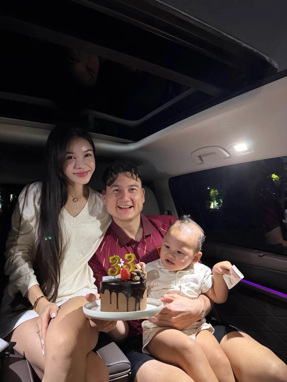 Yến Xuân đi chơi cùng Văn Lâm vẫn miệt mài "độ dáng", bảo sao body "gái một con" sexy, nuột nà như thế Yến Xuân đi chơi cùng Văn Lâm vẫn miệt mài "độ dáng", bảo sao body "gái một con" sexy, nuột nà như thế