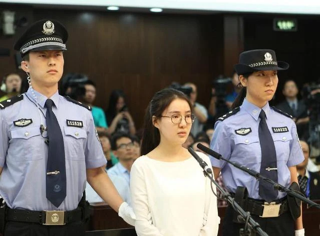 Yêu nữ hàng hiệu đời đầu "quậy đục nước" giới thượng lưu Trung Quốc, bị "cấm sóng" vô thời hạn vì bất trị