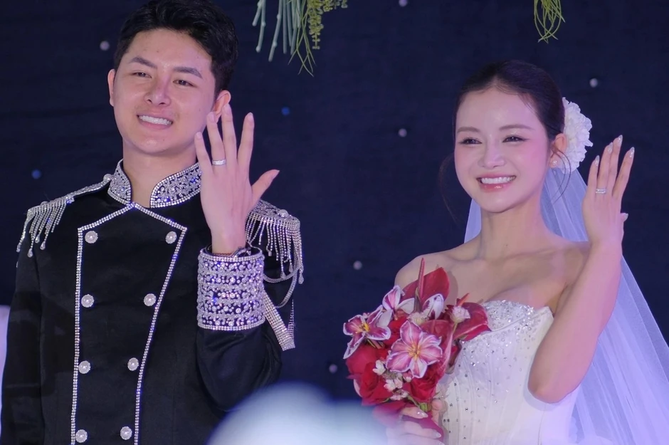Yêu qua mạng, chàng trai Thanh Hóa sốc nặng khi biết vợ hơn mình 9 tuổi sau thời gian sống chung Yêu qua mạng, chàng trai Thanh Hóa sốc nặng khi biết vợ hơn mình 9 tuổi sau thời gian sống chung