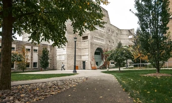 Hiệu trưởng Ivy League bị tố lái xe chèn sinh viên rồi bỏ đi