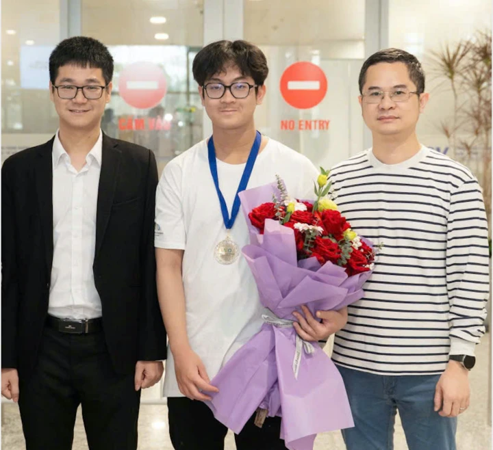 Huy chương Bạc AI quốc tế, 5 bài báo khoa học và tấm vé vào đại học hàng đầu Mỹ
