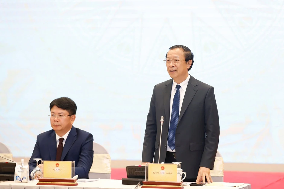 'Một bộ sách giáo khoa thống nhất không có nghĩa chỉ dạy nội dung trong sách đó' 'Một bộ sách giáo khoa thống nhất không có nghĩa chỉ dạy nội dung trong sách đó'