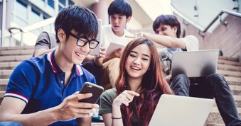 Nhiều nước siết chặt visa, du học sinh Việt sẽ ra sao?