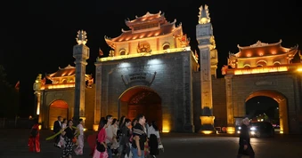 [Ảnh] Độc đáo tour du lịch Đền Hùng về đêm