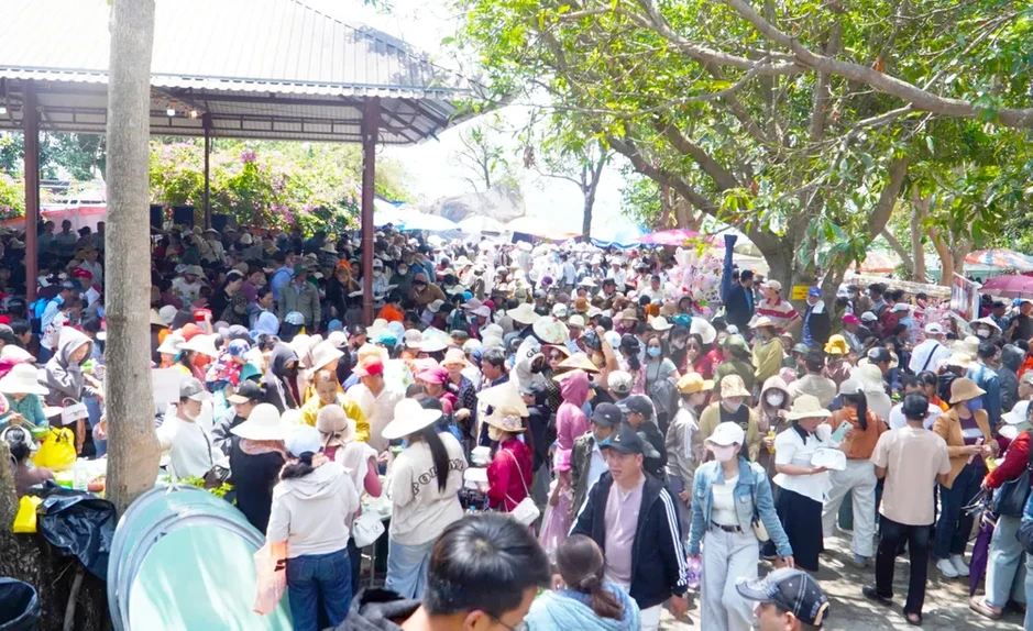 “Biển người” leo núi trẩy hội chùa Ông Núi “Biển người” leo núi trẩy hội chùa Ông Núi