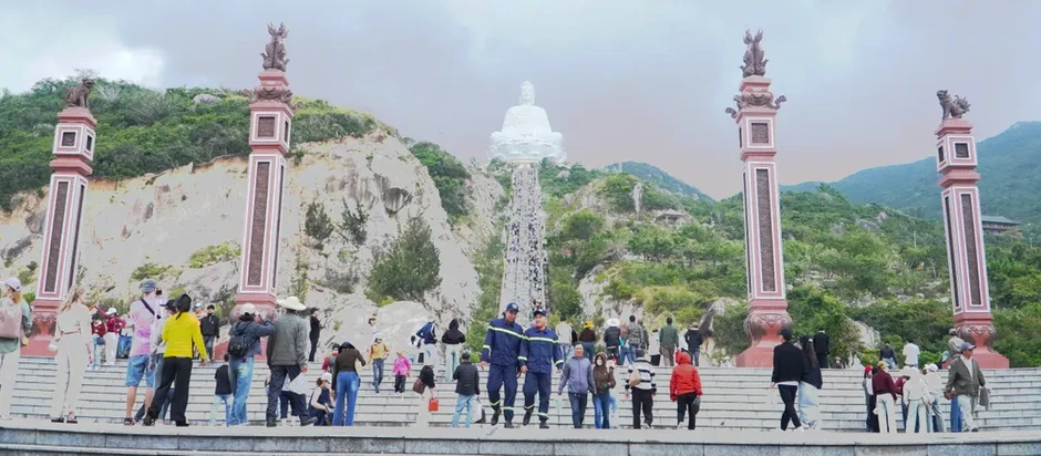 “Biển người” leo núi trẩy hội chùa Ông Núi “Biển người” leo núi trẩy hội chùa Ông Núi