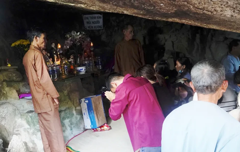 “Biển người” leo núi trẩy hội chùa Ông Núi “Biển người” leo núi trẩy hội chùa Ông Núi