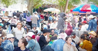 “Biển người” leo núi trẩy hội chùa Ông Núi