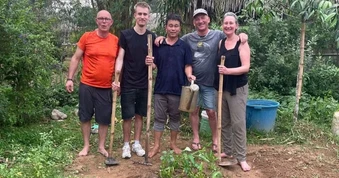 “Du lịch độc lạ ở Việt Nam”, khách Tây nhổ cỏ, trồng rau và dự... đám cưới