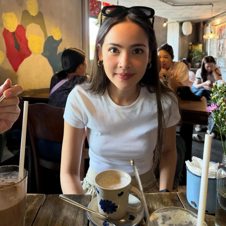 "Bông hồng lai đẹp nhất Thái Lan" dạo chơi ở TPHCM, thưởng thức nem cuốn