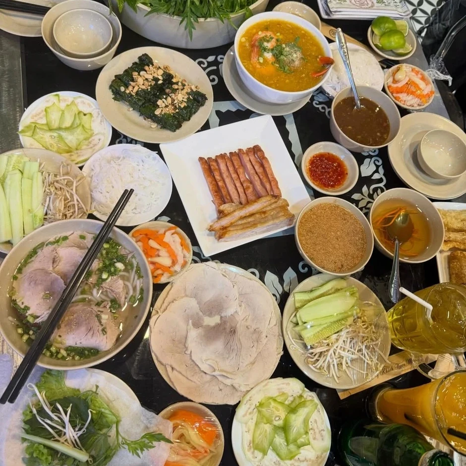 "Bông hồng lai đẹp nhất Thái Lan" dạo chơi ở TPHCM, thưởng thức nem cuốn