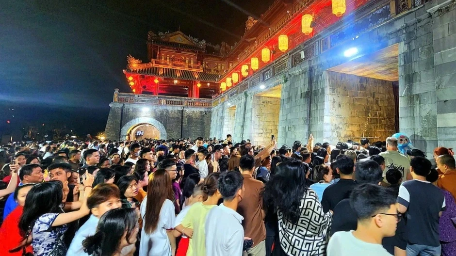 "Một nửa Việt Nam đang ở Huế" và cảnh nghìn người đổ về Đại Nội Huế gây sốt "Một nửa Việt Nam đang ở Huế" và cảnh nghìn người đổ về Đại Nội Huế gây sốt