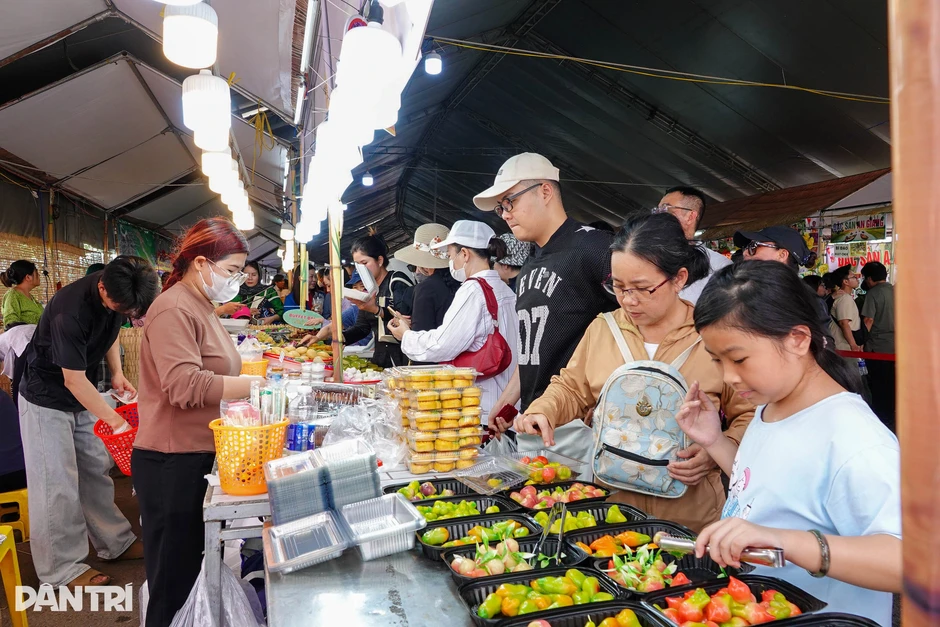 "No mắt, căng bụng" tại Lễ hội Bánh Dân gian lớn nhất Nam Bộ "No mắt, căng bụng" tại Lễ hội Bánh Dân gian lớn nhất Nam Bộ