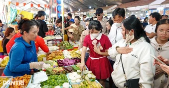 "No mắt, căng bụng" tại Lễ hội Bánh Dân gian lớn nhất Nam Bộ
