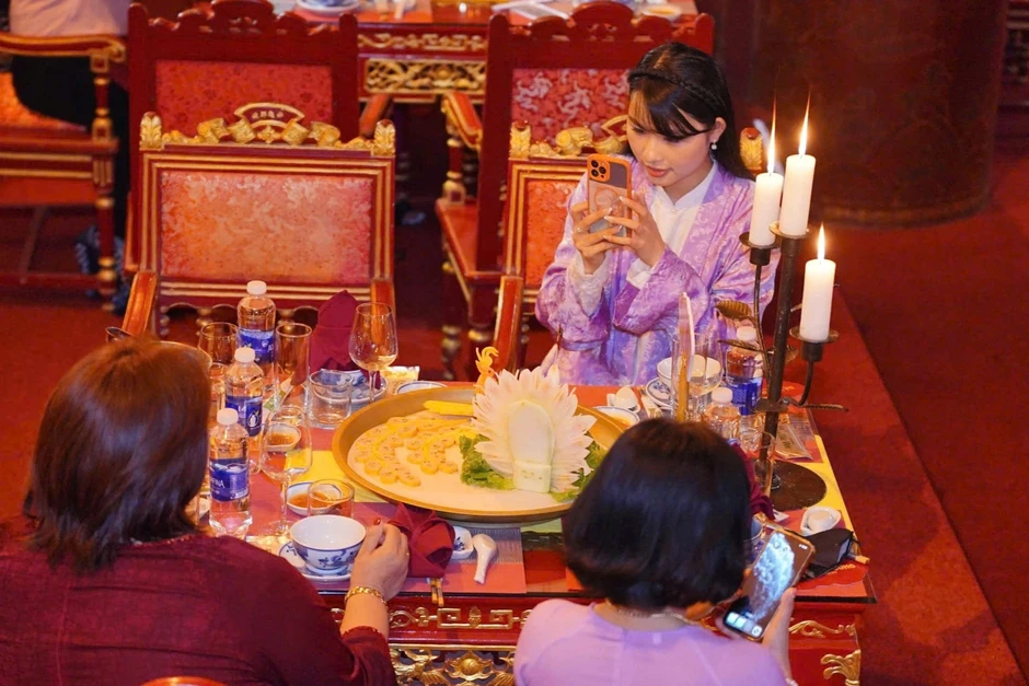 "Nữ du khách lên nhầm chuyến xe gây sốt mạng" và cách Huế chiều du khách "Nữ du khách lên nhầm chuyến xe gây sốt mạng" và cách Huế chiều du khách