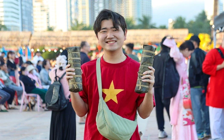 2 người nước ngoài tư vấn cho hàng ngàn lượt khách quốc tế đến du lịch Việt Nam 2 người nước ngoài tư vấn cho hàng ngàn lượt khách quốc tế đến du lịch Việt Nam