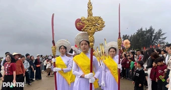 23 nữ sinh hóa thân thành nữ quan trong lễ hội đền Cờn