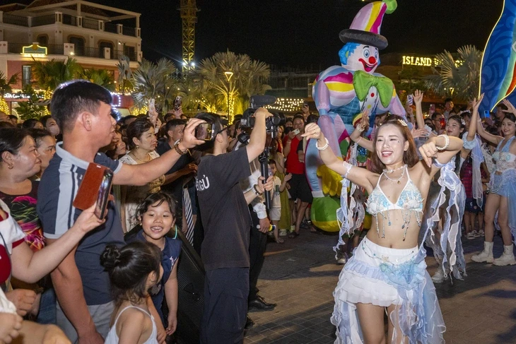 30.000 người đổ về vịnh trung tâm tham gia lễ hội biển Cát Bà 30.000 người đổ về vịnh trung tâm tham gia lễ hội biển Cát Bà
