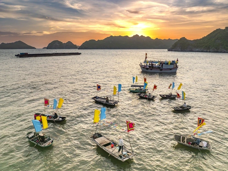 30.000 người đổ về vịnh trung tâm tham gia lễ hội biển Cát Bà 30.000 người đổ về vịnh trung tâm tham gia lễ hội biển Cát Bà