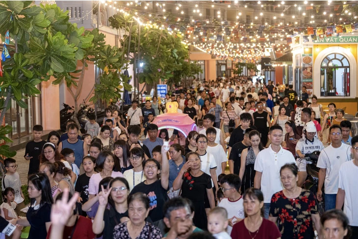 30.000 người đổ về vịnh trung tâm tham gia lễ hội biển Cát Bà 30.000 người đổ về vịnh trung tâm tham gia lễ hội biển Cát Bà