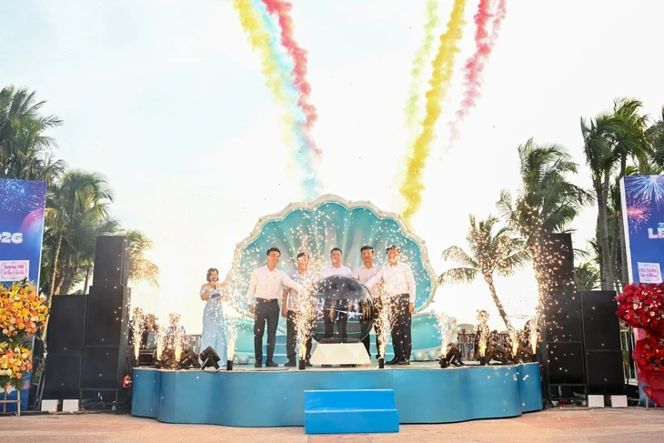 30.000 người đổ về vịnh trung tâm tham gia lễ hội biển Cát Bà 30.000 người đổ về vịnh trung tâm tham gia lễ hội biển Cát Bà