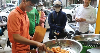 5 quán ăn vặt đông khách ở phường Hai Bà Trưng, Hà Nội, có món giá 15.000 đồng
