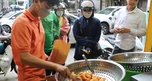 5 quán ăn vặt đông khách ở phường Hai Bà Trưng, Hà Nội, có món giá 15.000 đồng