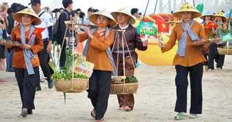 70 gánh hàng rong “khuấy động” tiệc ẩm thực bên bờ biển Đà Nẵng