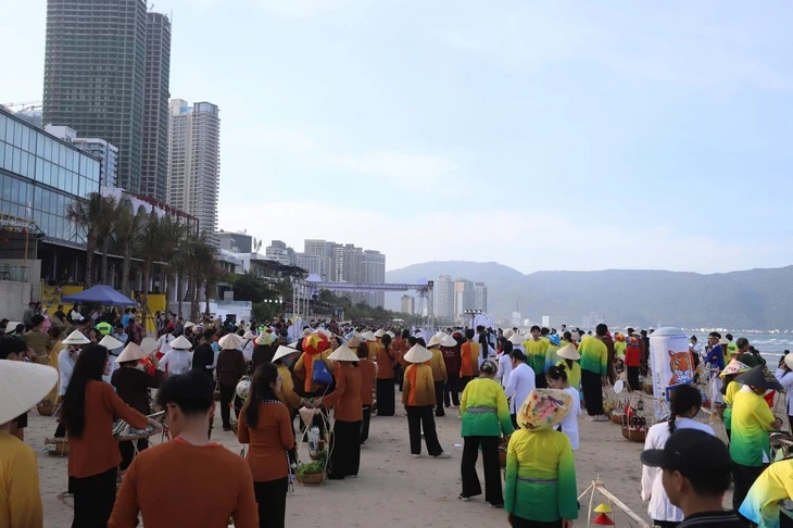 70 gánh hàng rong nối nhau 'diễu hành' trên bờ biển Đà Nẵng 70 gánh hàng rong nối nhau 'diễu hành' trên bờ biển Đà Nẵng
