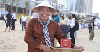 70 gánh hàng rong nối nhau 'diễu hành' trên bờ biển Đà Nẵng