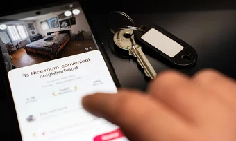 Airbnb bị tố gây khó dễ cho khách hủy phòng vì xung đột quân sự