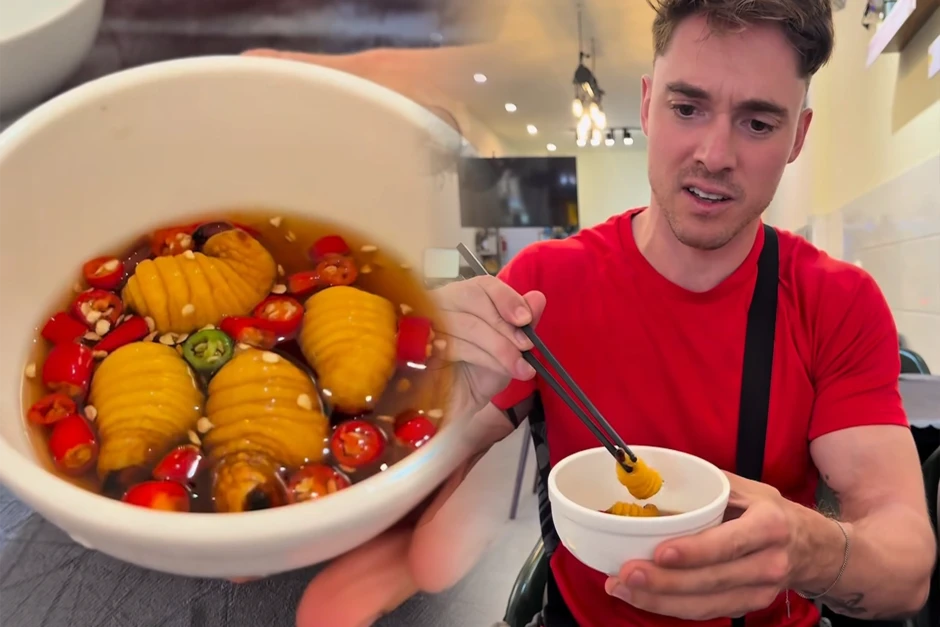Ăn đuông dừa sống lúc nhúc, chàng trai Đức nhận cái kết bất ngờ