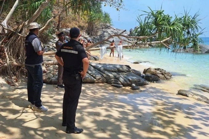 Bãi biển ở Thái Lan náo loạn vì nhóm khách Tây bơi lội không mặc quần áo Bãi biển ở Thái Lan náo loạn vì nhóm khách Tây bơi lội không mặc quần áo