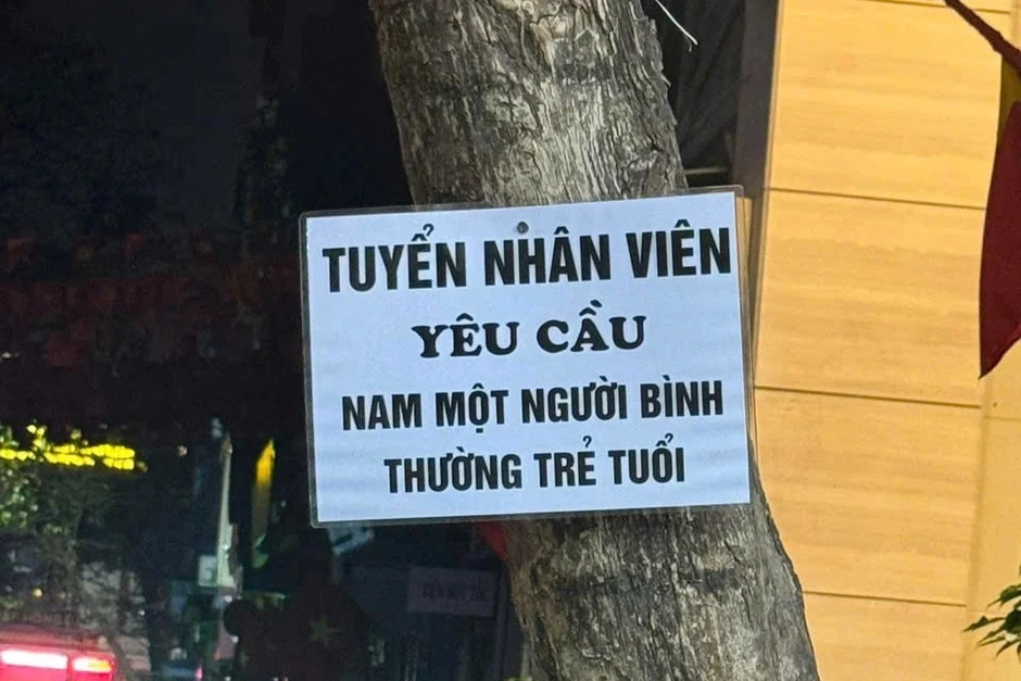 Bảng tìm nhân viên quán cà phê ở Hà Nội "gây lú", nhiều người phải đọc lại Bảng tìm nhân viên quán cà phê ở Hà Nội "gây lú", nhiều người phải đọc lại