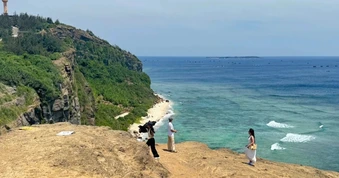 Bất chấp nguy hiểm để tạo dáng bên rìa vách đá núi lửa cao 100m