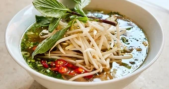 Bát phở giá 550.000 đồng giữa lòng nước Anh ở nhà hàng Việt đỏ lửa 24 năm