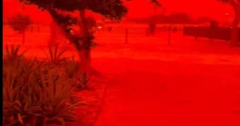 Bầu trời ở Australia đỏ sẫm do bão nhiệt đới cuốn bụi sa mạc
