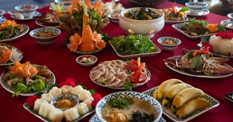 Bay hàng nghìn cây số từ TPHCM ra Hà Nội để thưởng thức cỗ Bát Tràng