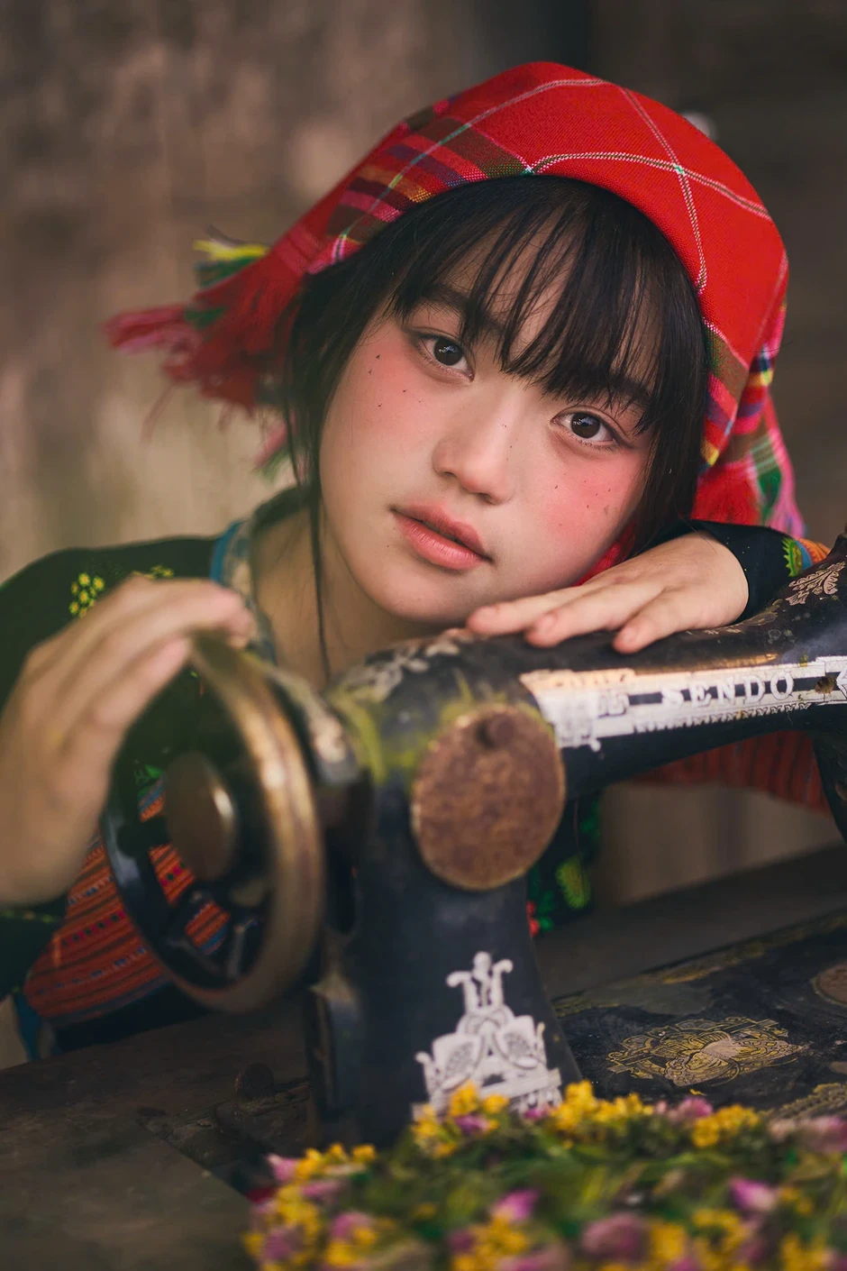 Bé gái người Mông ở Sơn La gây sốt vì gương mặt xinh đẹp mộc mạc