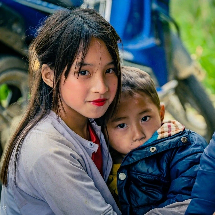 Bé gái người Mông ở Sơn La gây sốt vì gương mặt xinh đẹp mộc mạc
